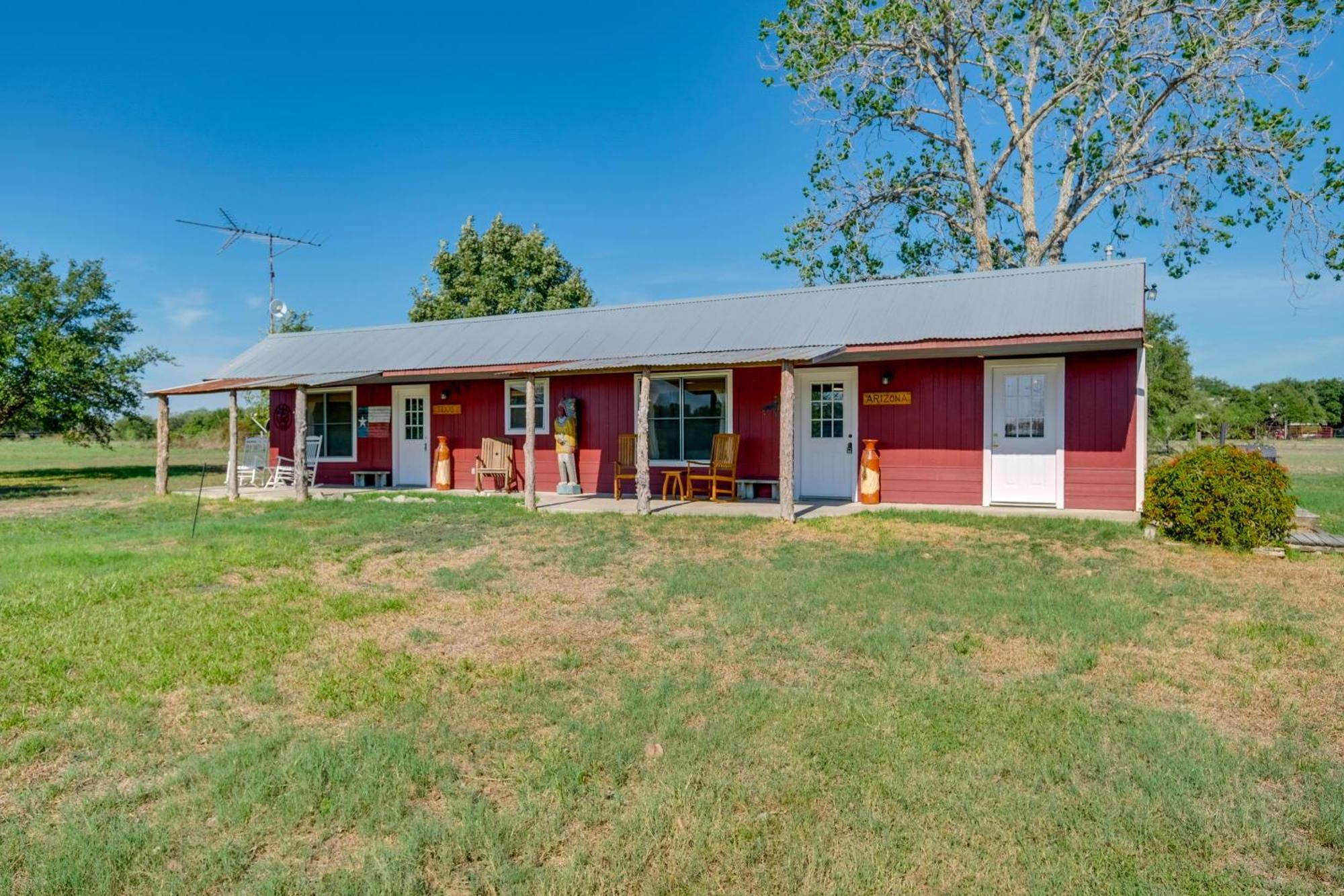 Delightful Carmine Studio On Farm Near Round Top! Exterior photo