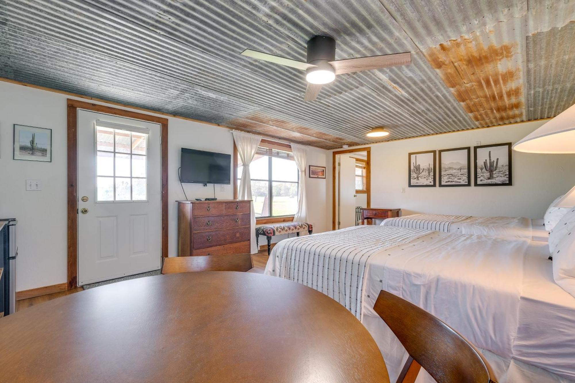 Delightful Carmine Studio On Farm Near Round Top! Exterior photo