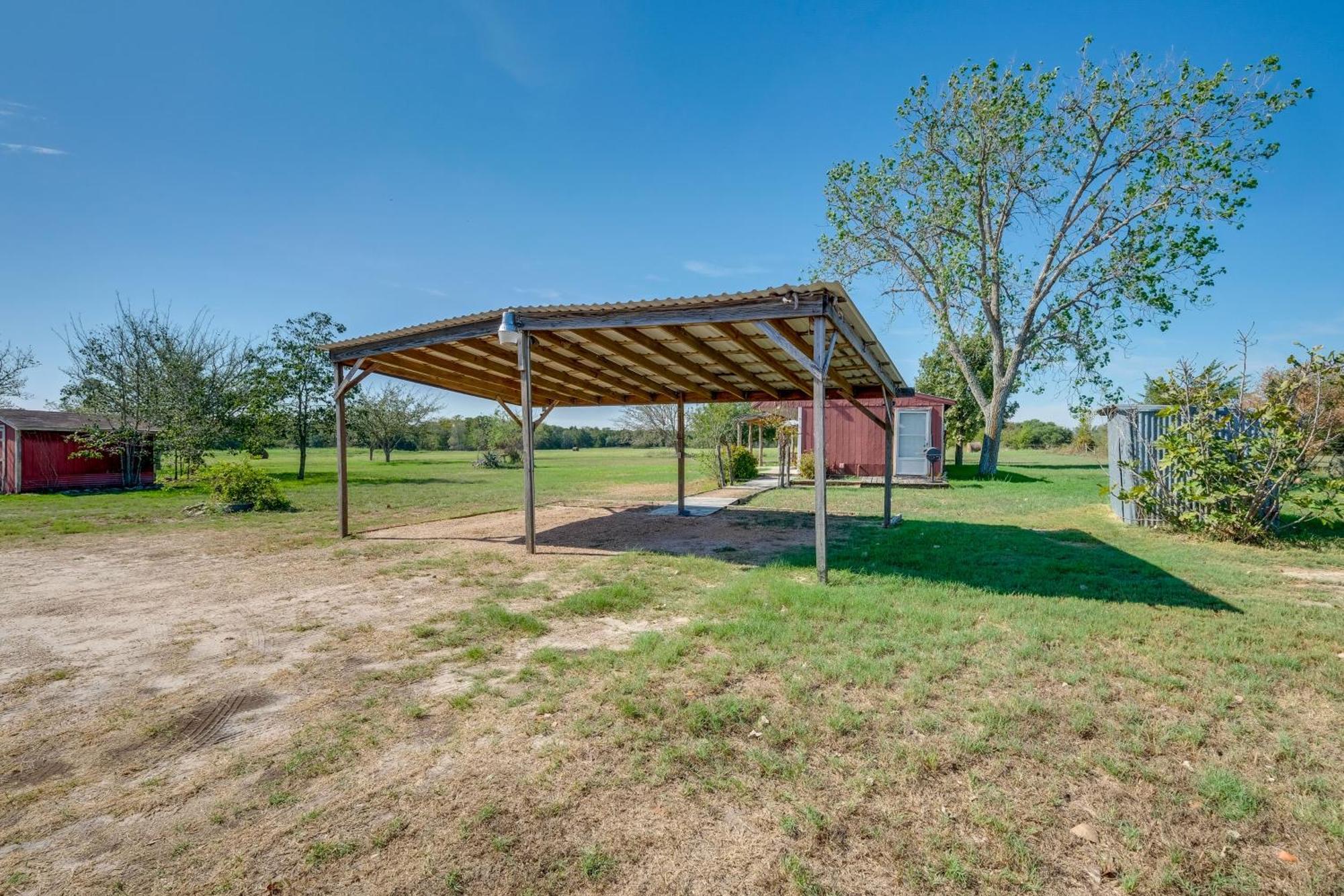 Delightful Carmine Studio On Farm Near Round Top! Exterior photo