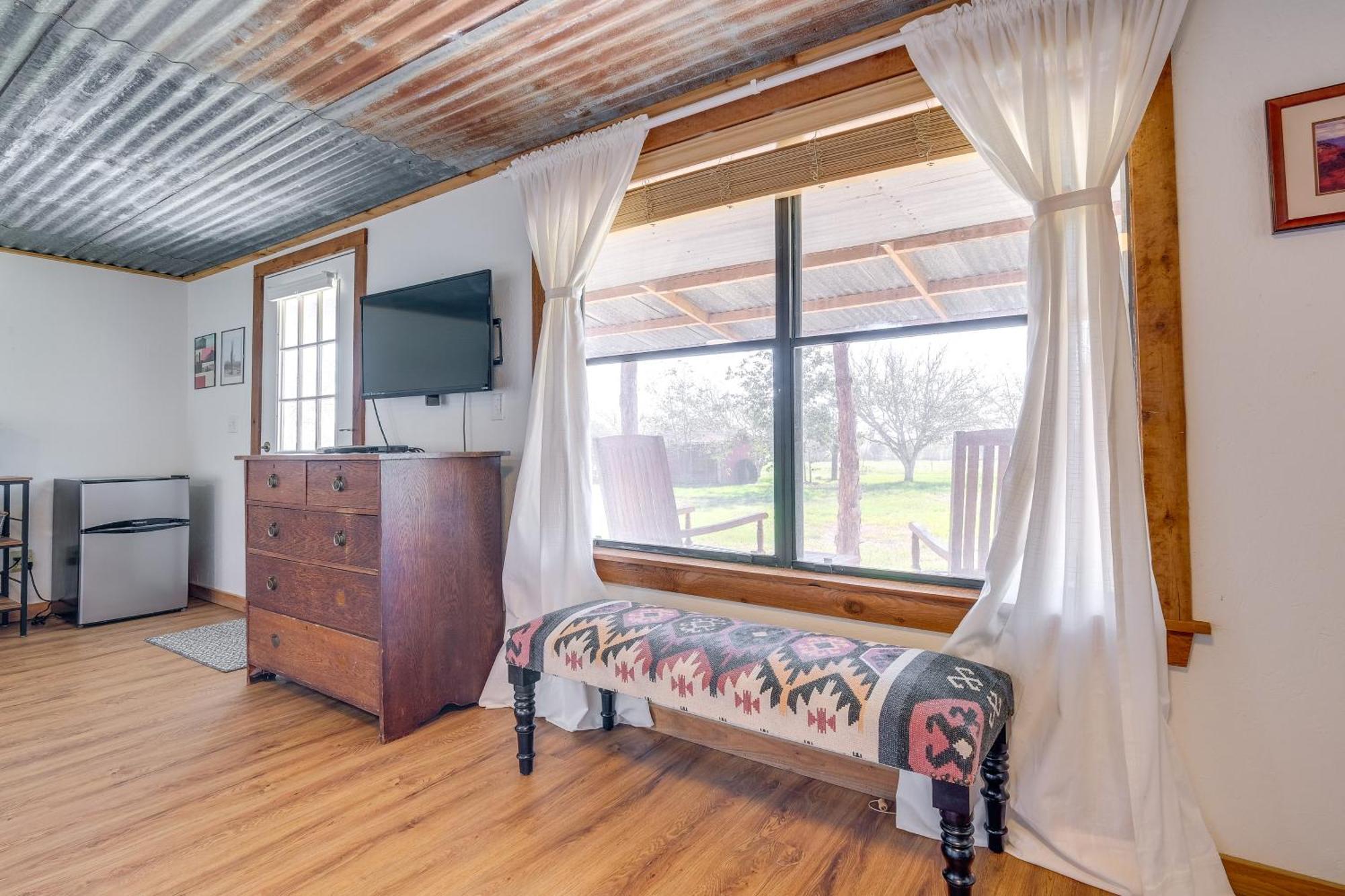 Delightful Carmine Studio On Farm Near Round Top! Exterior photo