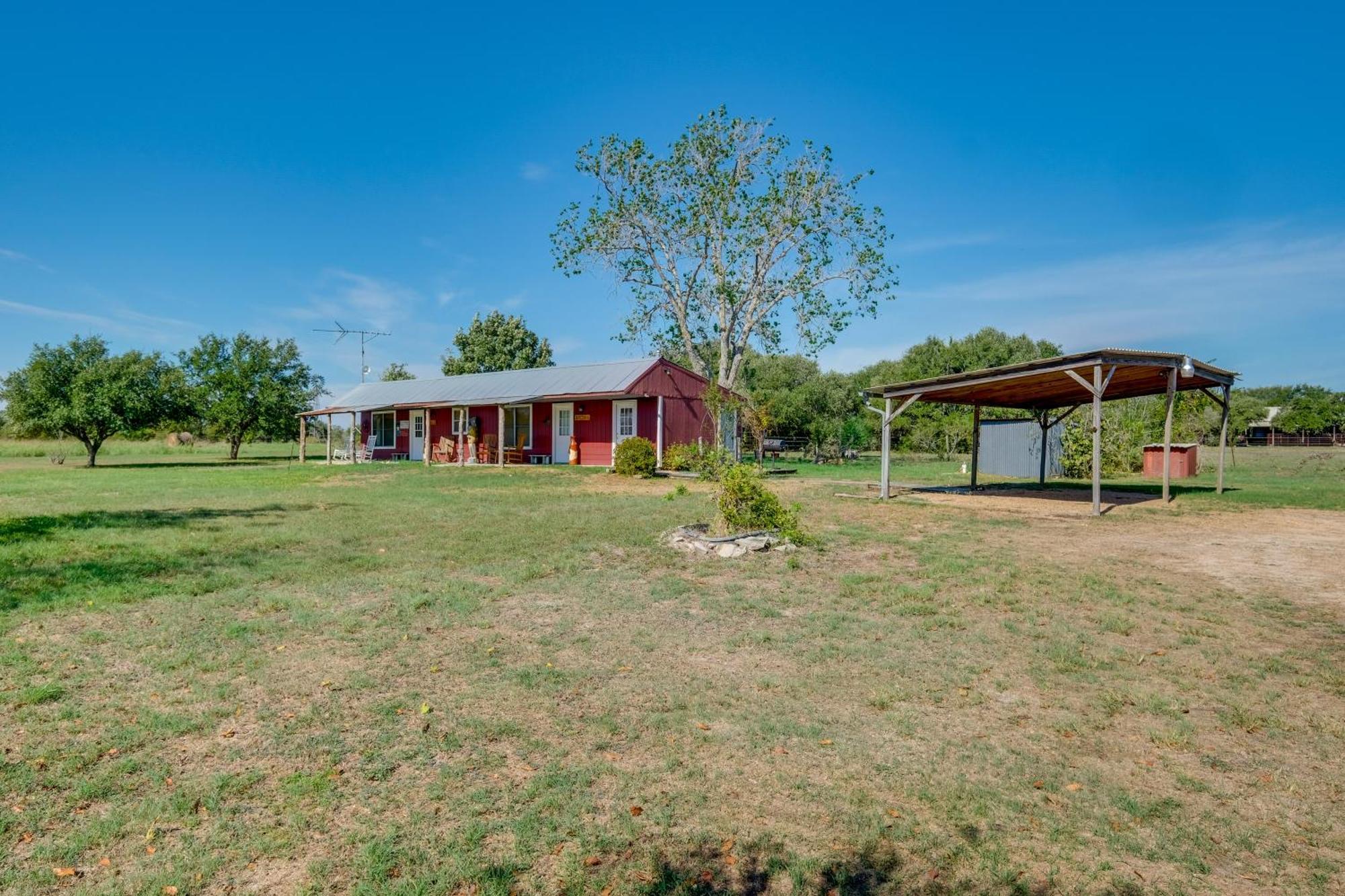 Delightful Carmine Studio On Farm Near Round Top! Exterior photo
