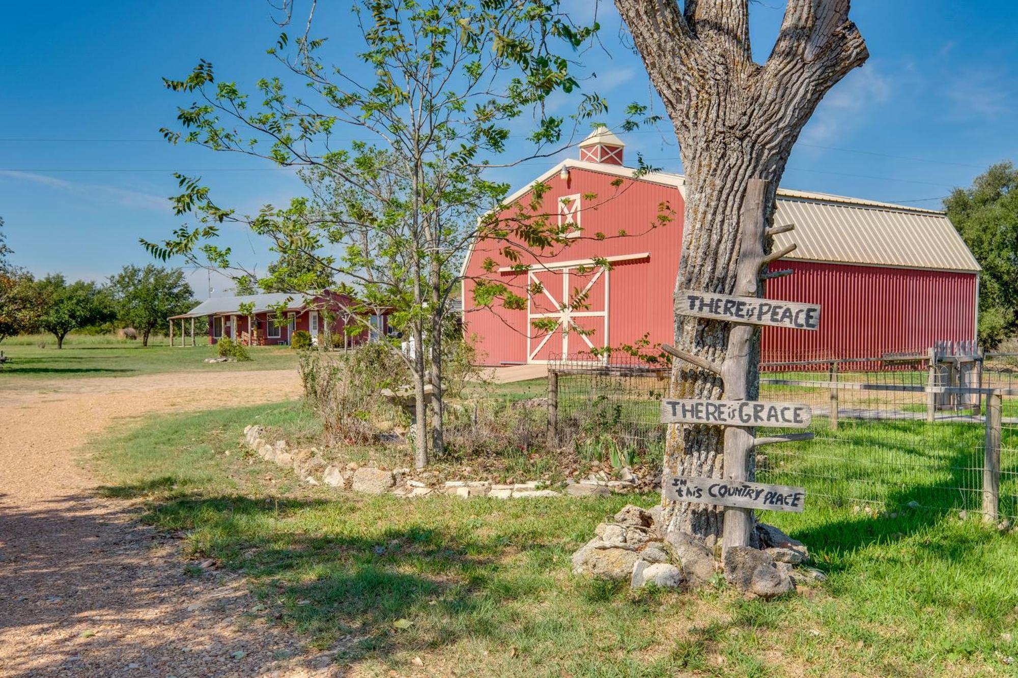 Delightful Carmine Studio On Farm Near Round Top! Exterior photo